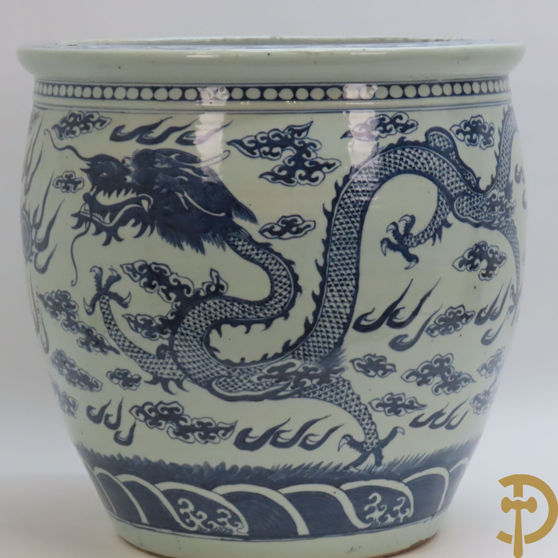 Chinese porseleinen blauw - witte cachepot met met drakenmotieven en wolkendecor