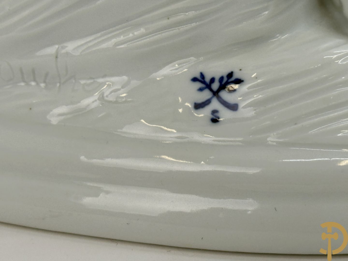 Milieu de table in porselein met bloemendecor + geajoureerde porseleinen Limoges coupe + porseleinen vaasje met cupido