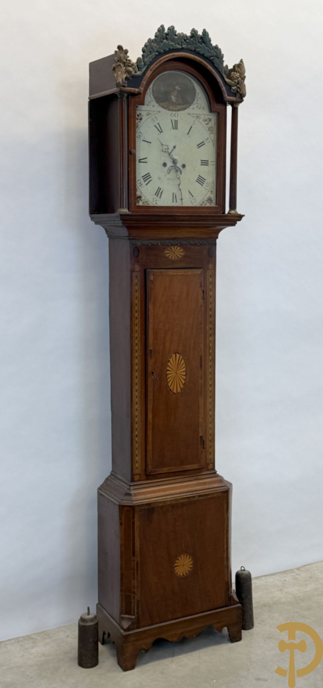 Engelse staande grootvadersklok met handbeschilderd tafereel in de wijzerplaat