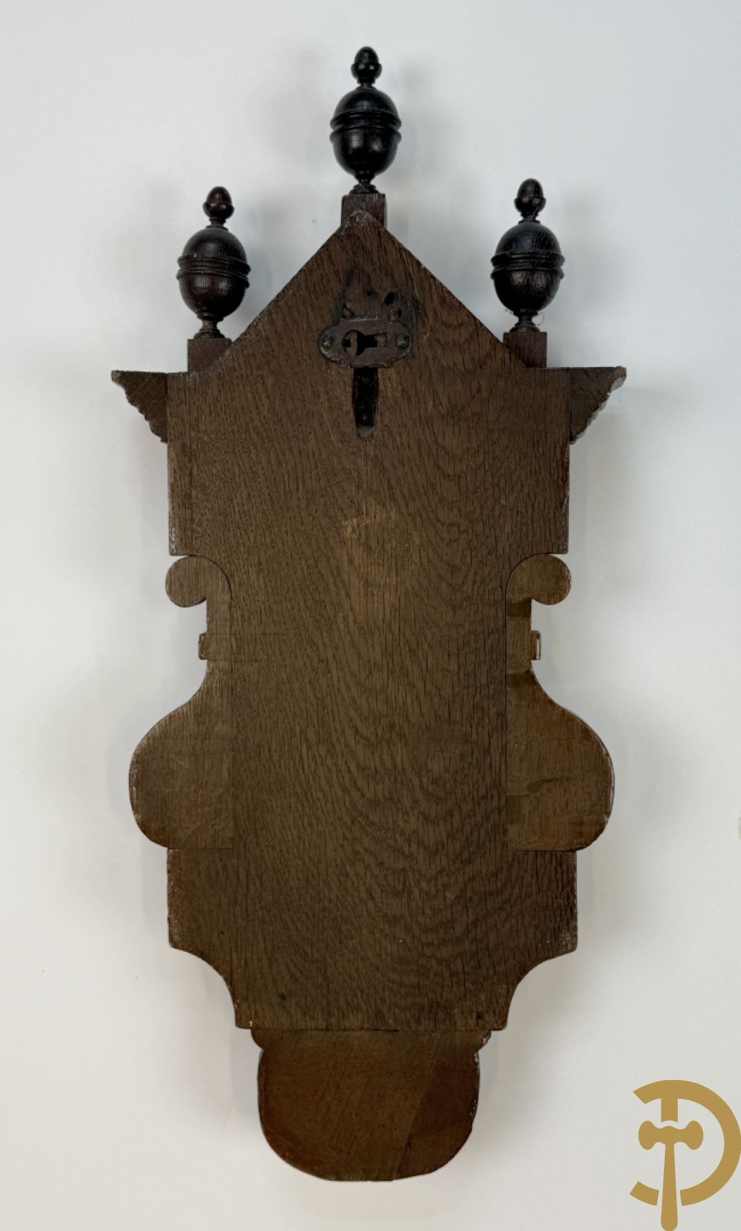 Kleine Madonna met kind in houtgesculpteerde nis, onderaan met cupidohoofd en bovenaan met fronton