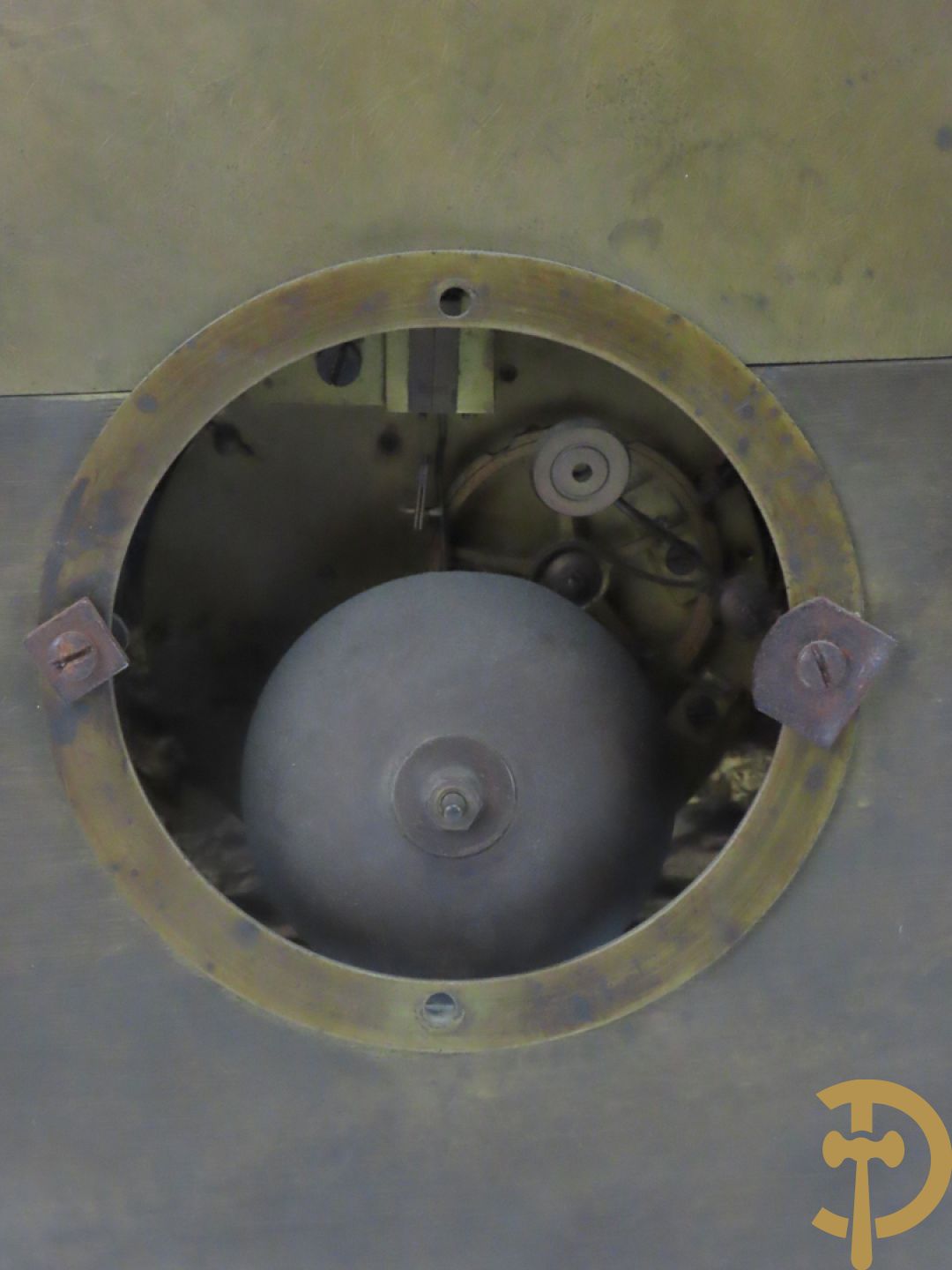 Bronzen pendule bezet met elegante dame en onderaan met basrelief en rocailles