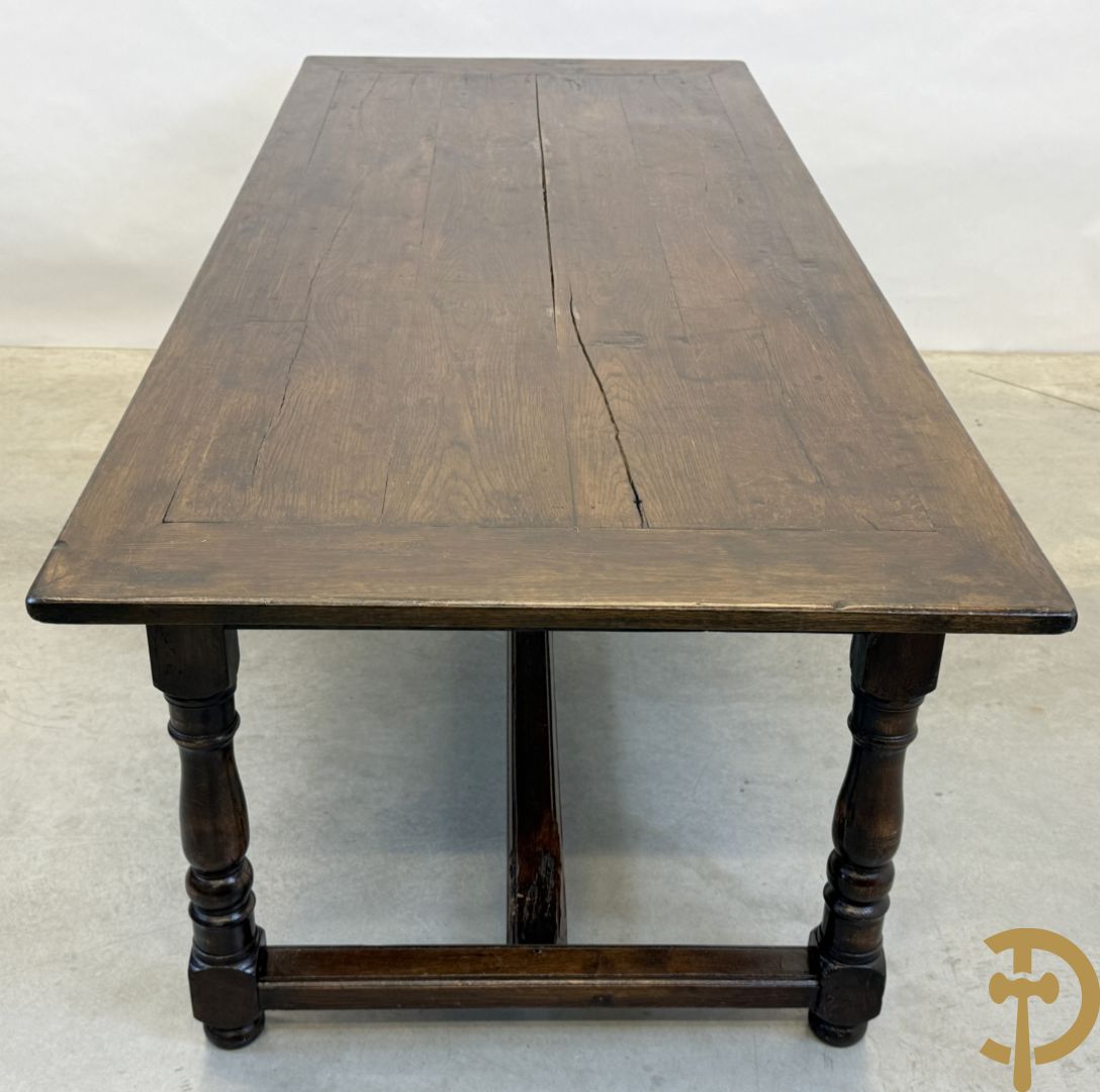 Massief eiken tafel op ballusterpoten
