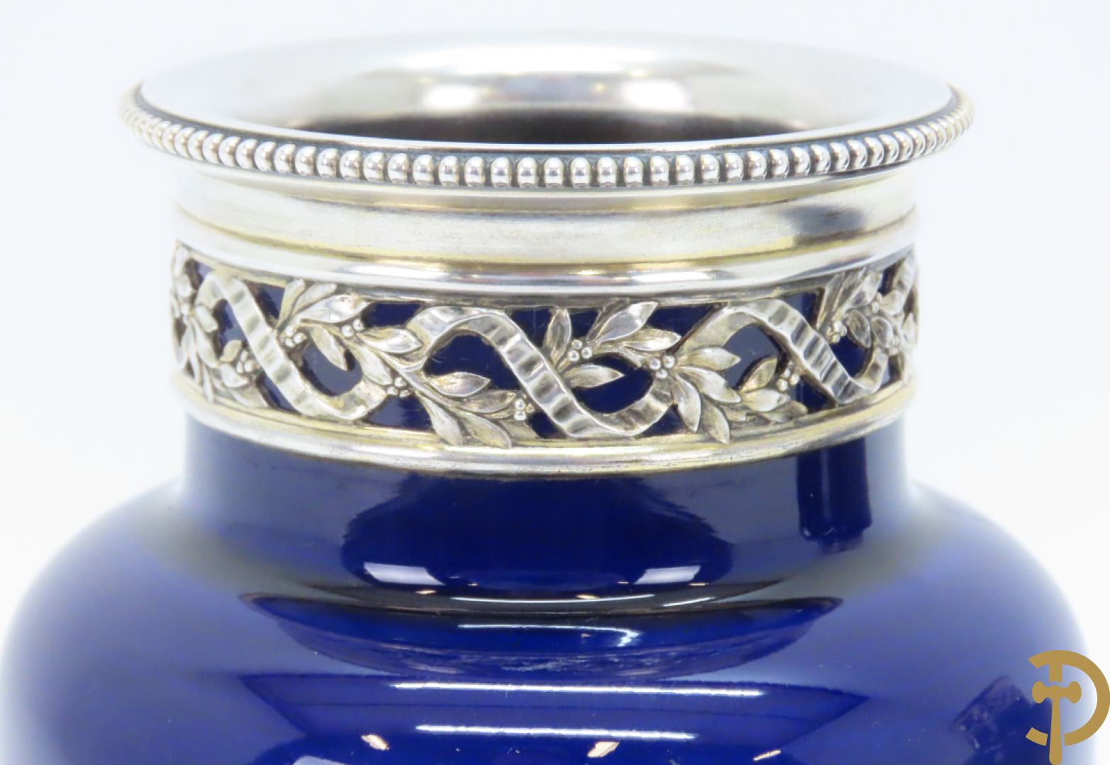 Paar Franse blauwe porseleinen vaasjes met massief zilveren hals en voet, Risler & Carre Paris gemerkt en gesigneerd R & C in ruitvorm