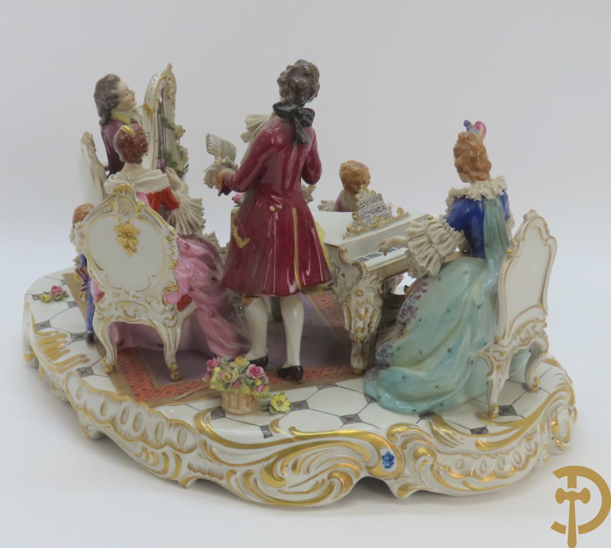 Grote gekleurde porseleinen geanimeerde groep met 7 muziekspelers