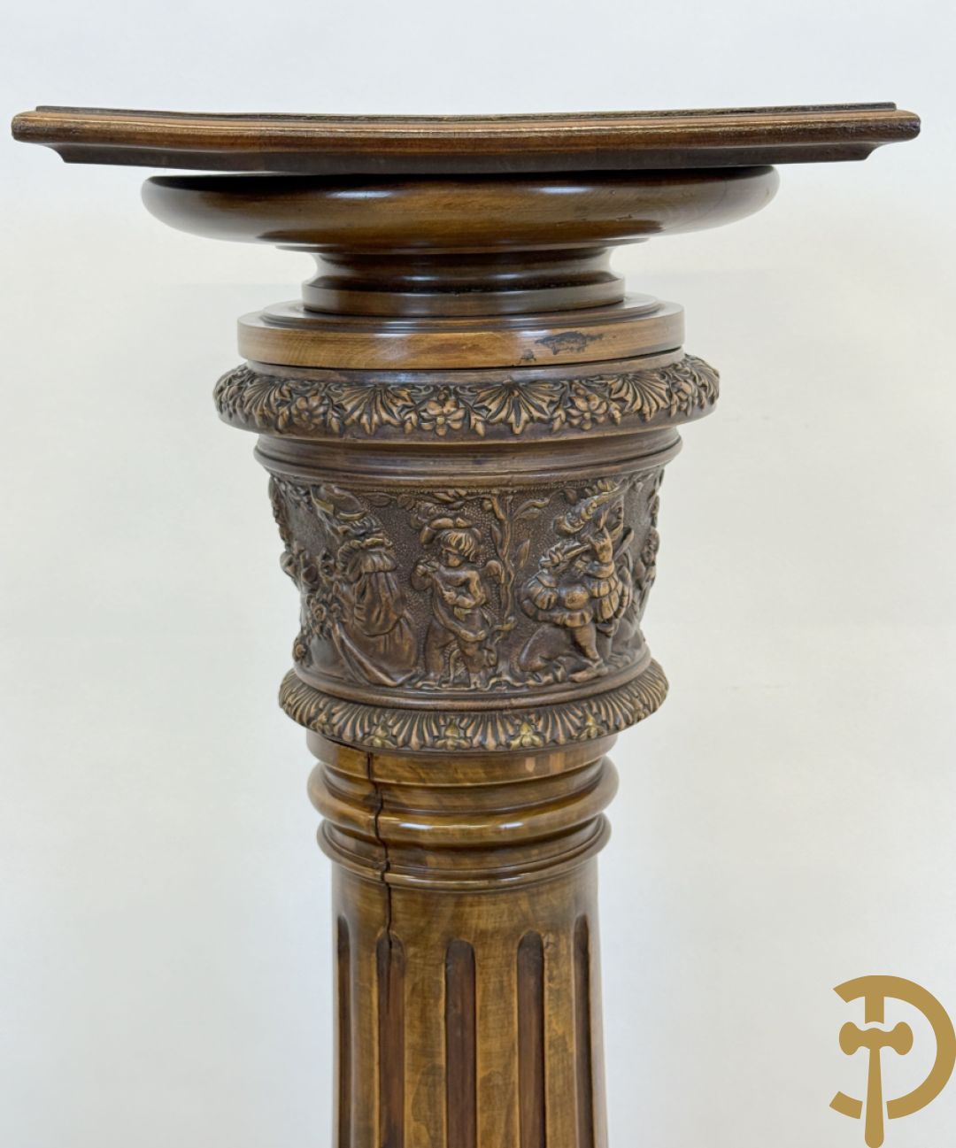 Gecanneleerde zuil met onderdelen in terra cotta bezet met basrelief van personages