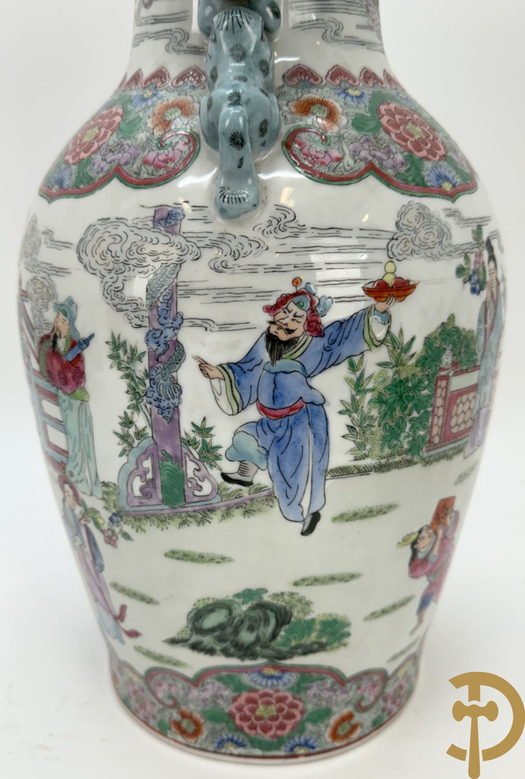 Paar Chinese porseleinen vazen met geanimeerd tafereel