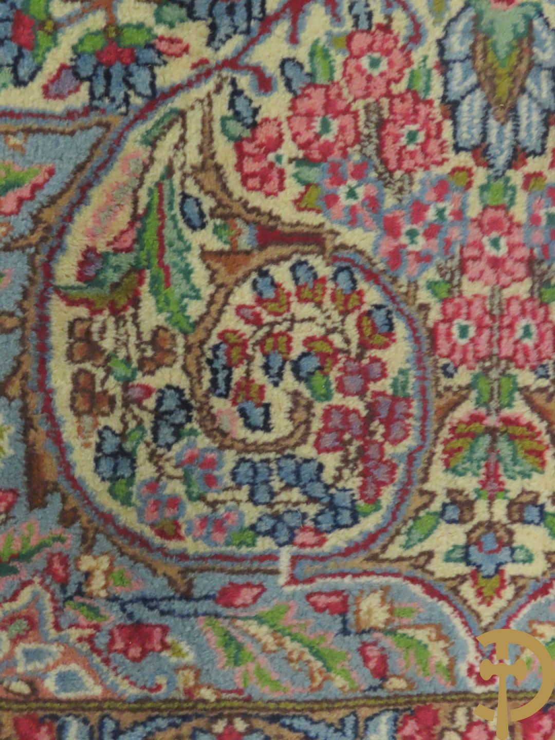 Iranees handgeknoopt tapijt Kirman Lavar met centraal medaillon omgeven door florale motieven