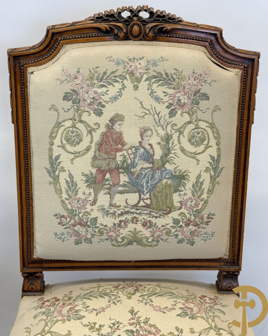 Vijfdelig notelaren Louis XVI salonensemble bestaande uit canapé, 2 armzetels en 2 stoelen