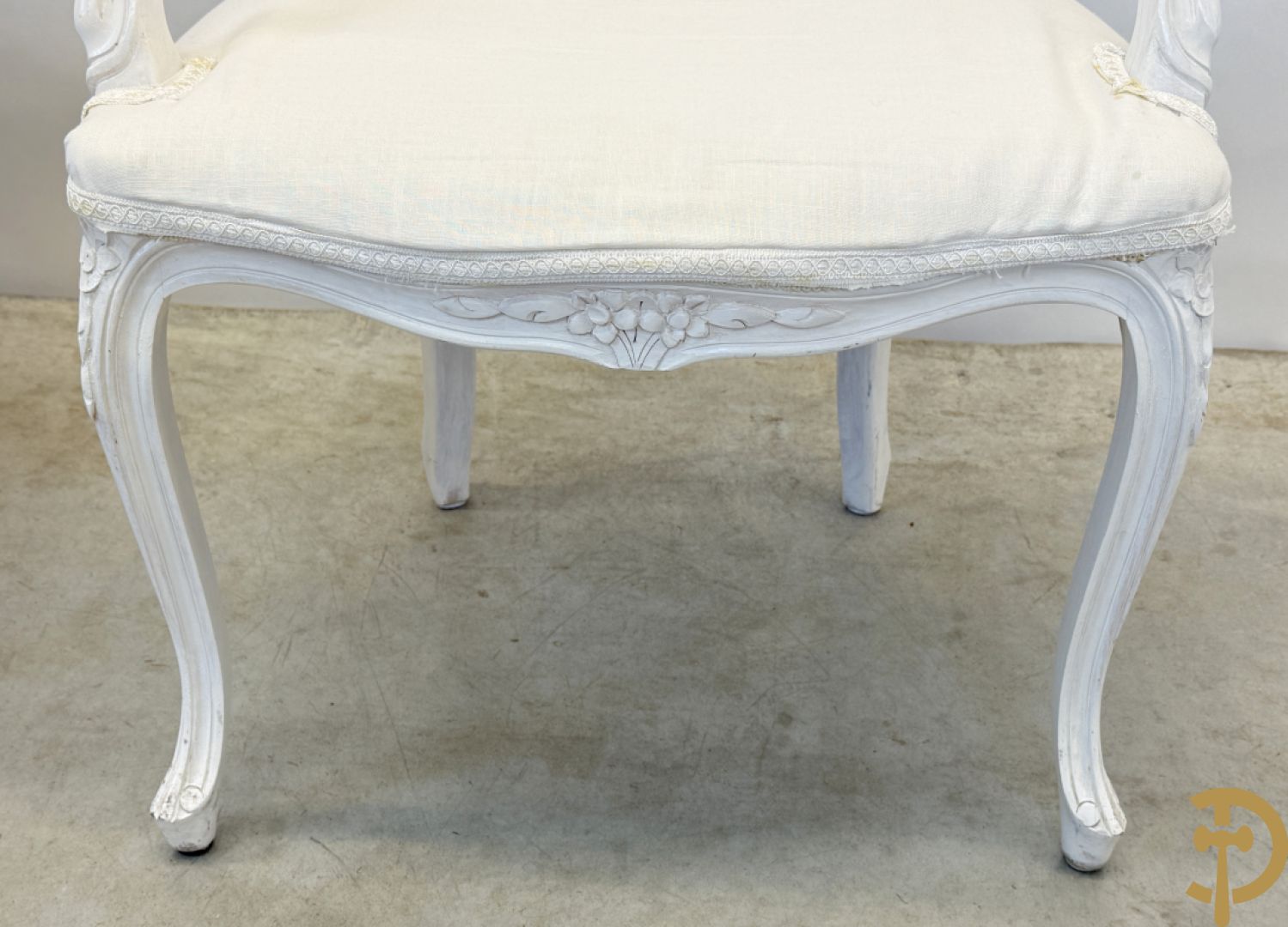 Paar gemonochromeerde Louis XV armzetels met gecanneerde rug + 2 gestoffeerde Louis XV armzetels