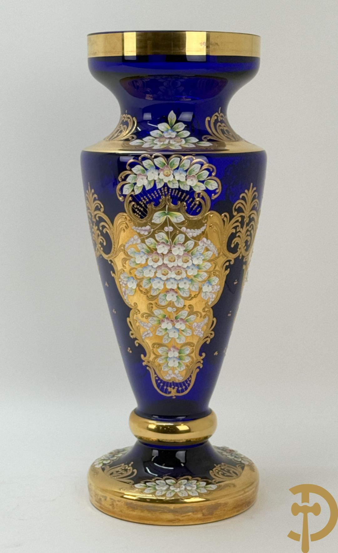 Grote Italiaanse blauwe glazen vaas met vergulde motieven en bloemen