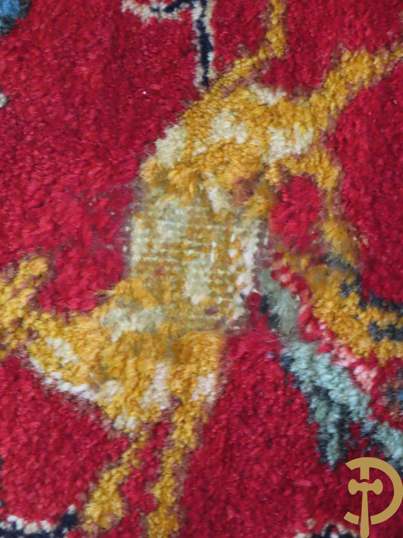 Oosters handgeknoopt tapijt met bloemen, dierenmotieven en centraal decor op rode fond