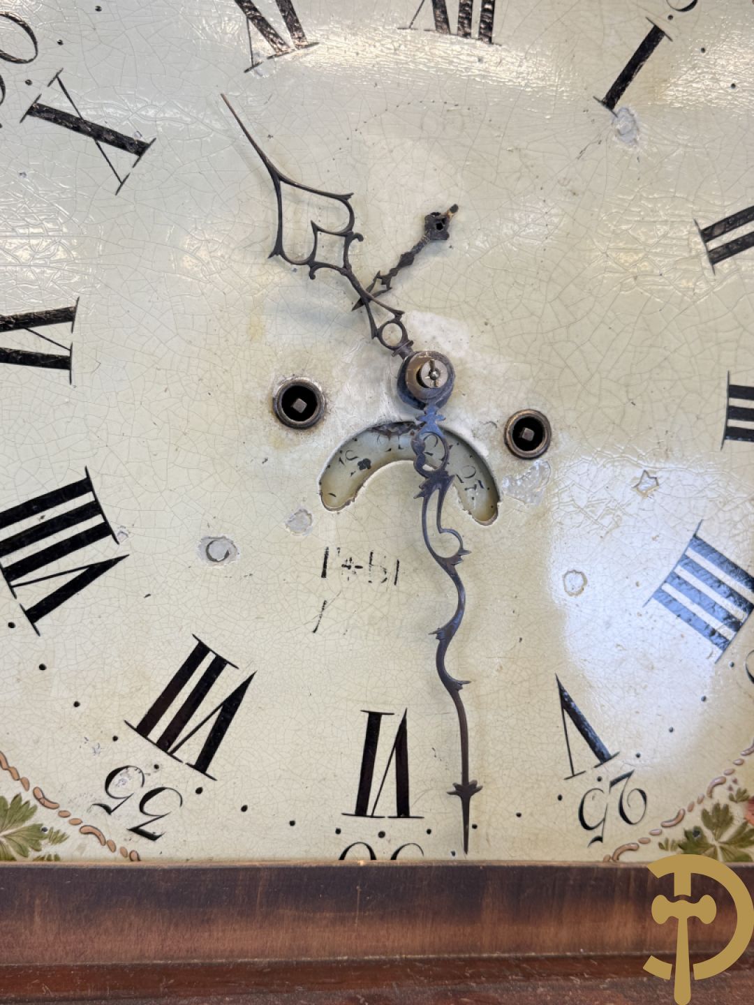 Engelse staande grootvadersklok met handbeschilderd tafereel in de wijzerplaat