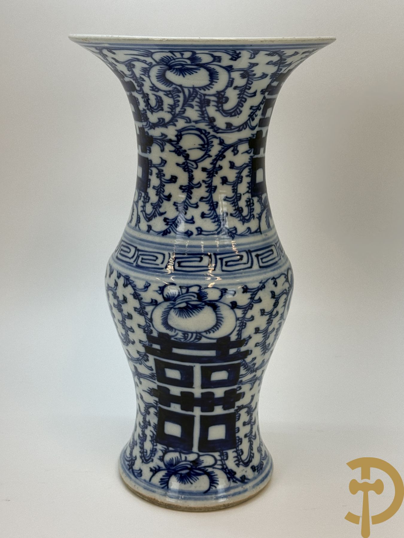 Chinese porseleinen blauw/wit vaas met bloemendecor + Gu vaas met Chinese tekens