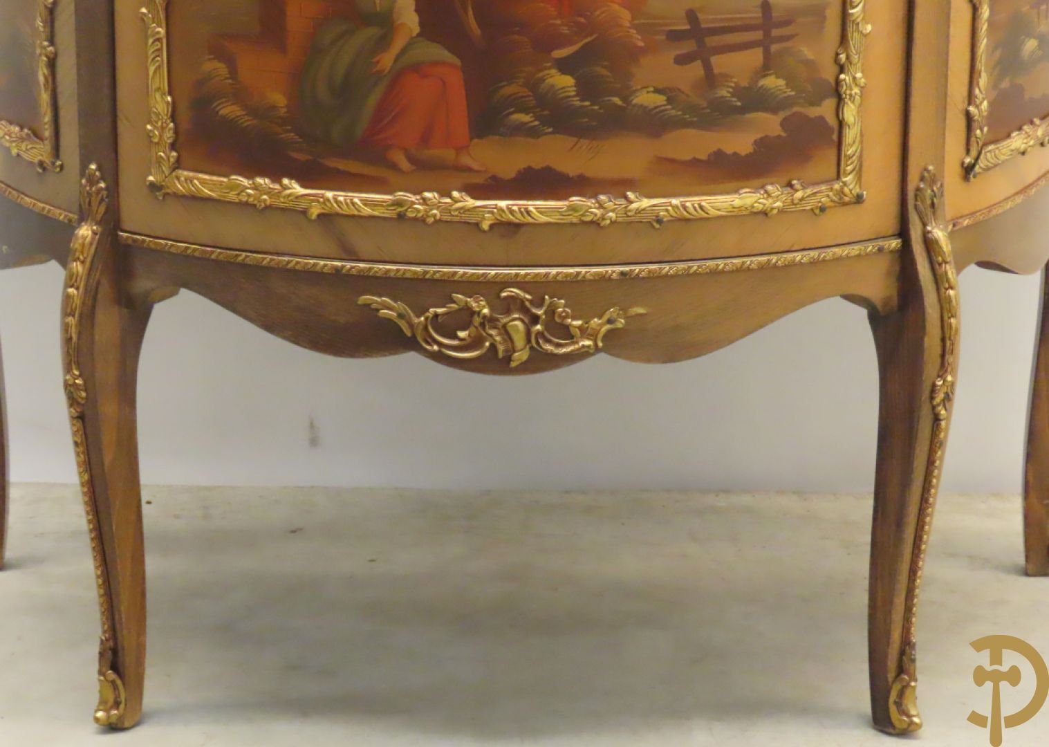 Gebogen notelaren vitrine met bronsbeslag en geanimeerd romantisch tafereel onderaan