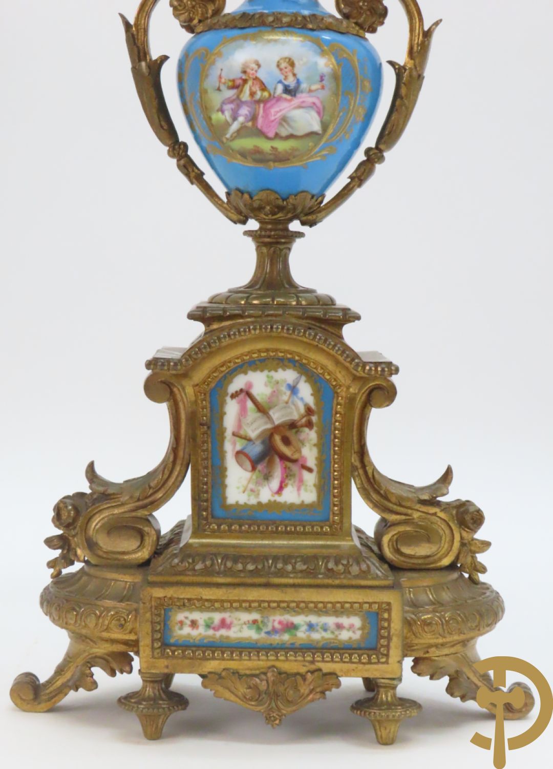 Driedelige bronzen garnituur bezet met Sèvres porselein bestaande uit pendule geflankeerd door paar cupido