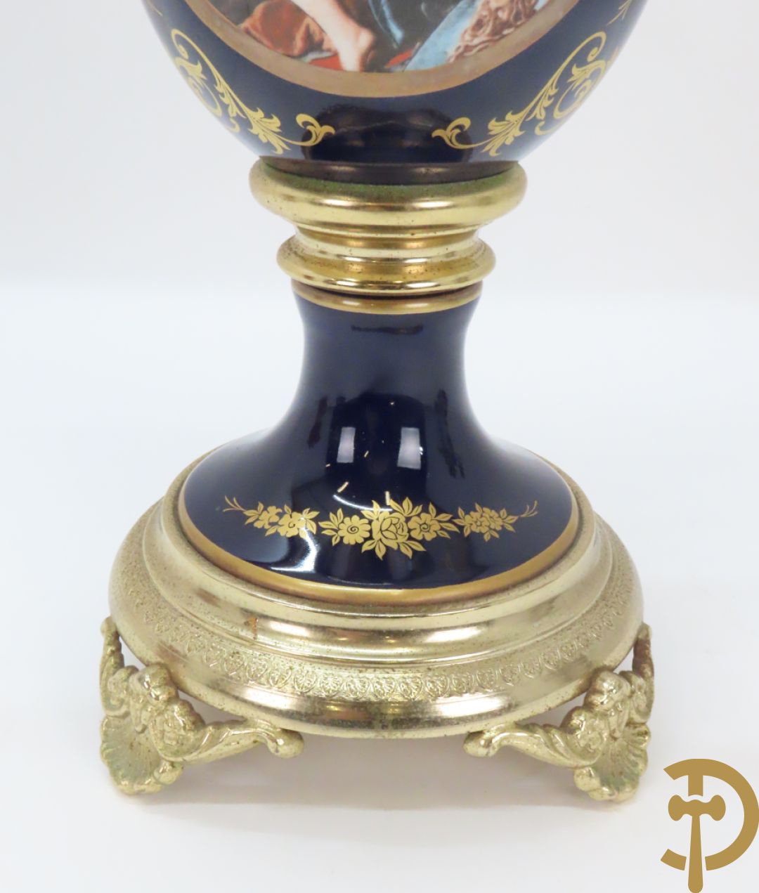 Twee porseleinen Stijl Sèvres cassolettes + dekselpotiche met bloemendecor + vijfarmige kandelaar Sèvres stijl, ACF