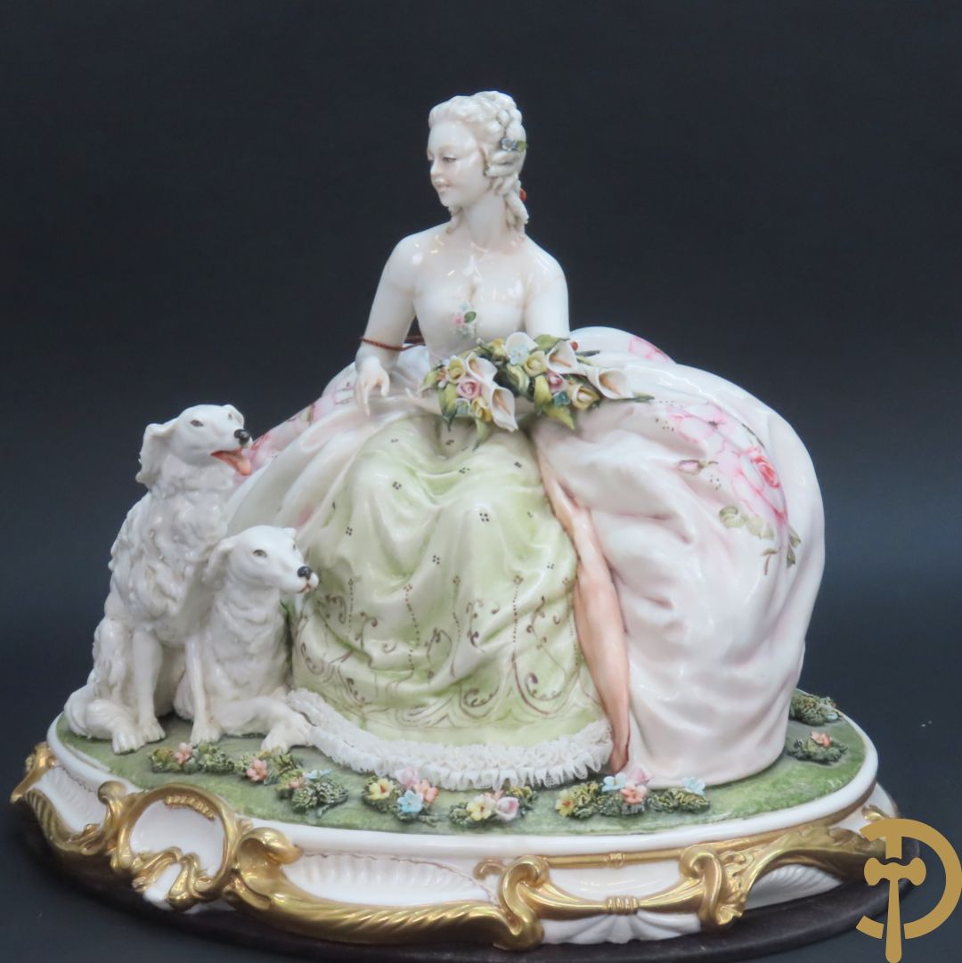 Italiaans porseleinen sierbeeld van zittende dame met 2 windhonden, L. Cazzola getekend en Capo di Monte gemerkt achteraan