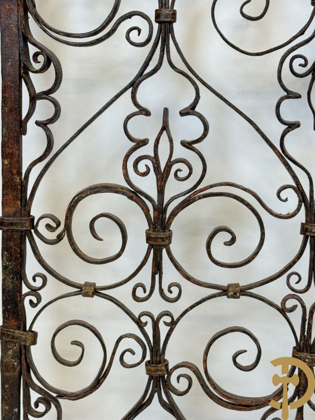 Tweedelig smeedijzeren raamvoorzetstuk