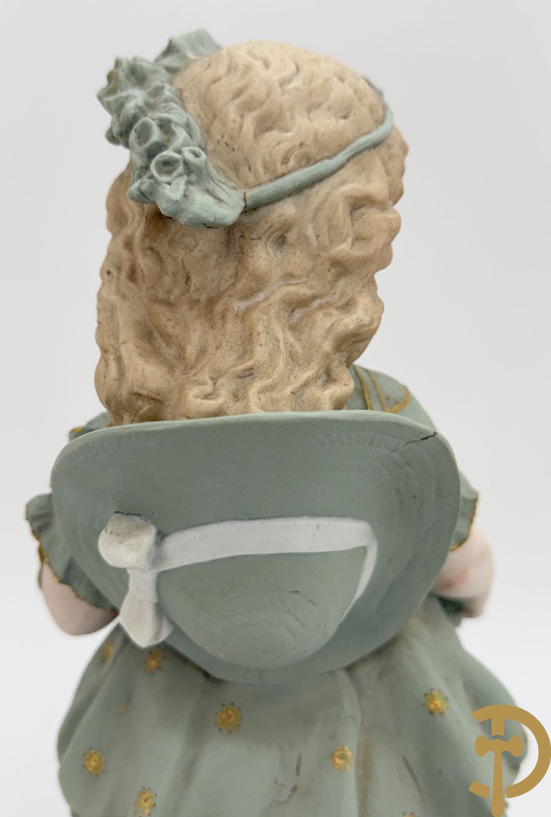 Paar grote Franse gekleurde biscuits van meisje en 
 jongen met schaap en geit