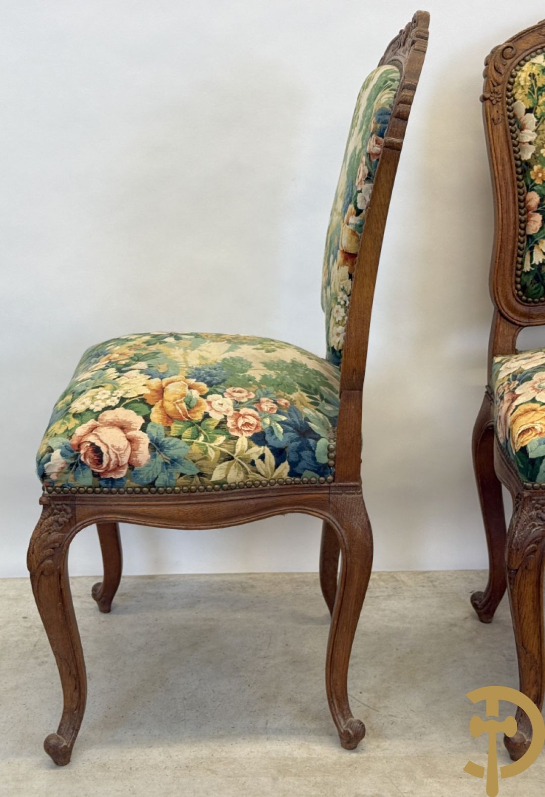 Vier eiken Louis XV stoelen met gebloemde stof en rocailles in de rug, op voluutvormige poten