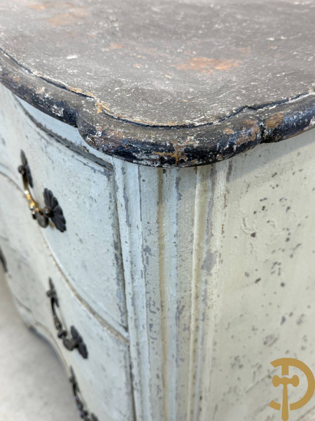 Gepatineerde 3 laden commode met bronzen trekkers en sleutelplaten