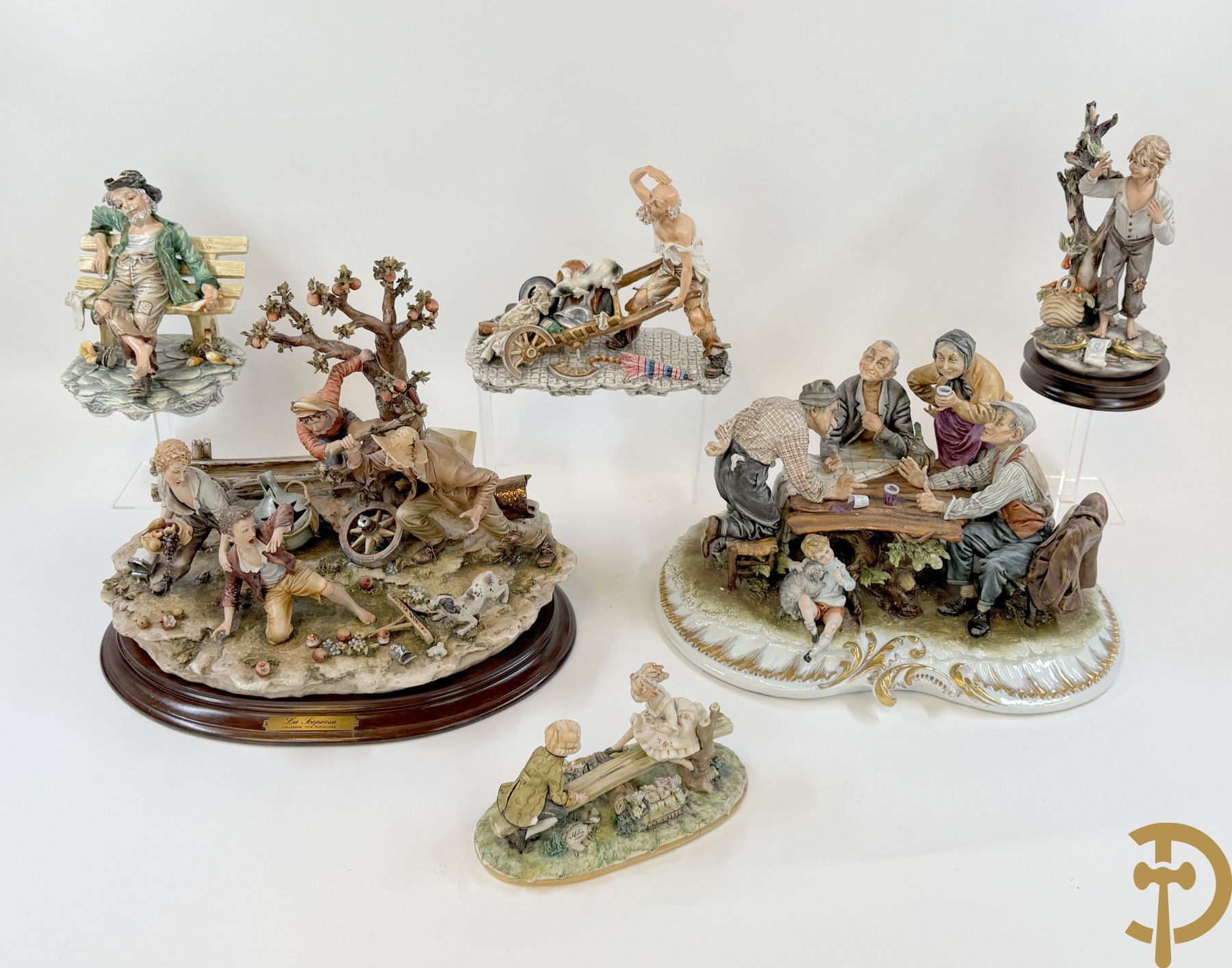 Twee grote Italiaanse groepen in 
gekleurde biscuit : jongens plukken appels - onderonsje aan tafel + 4 groepen in gekleurde Italiaanse biscuit