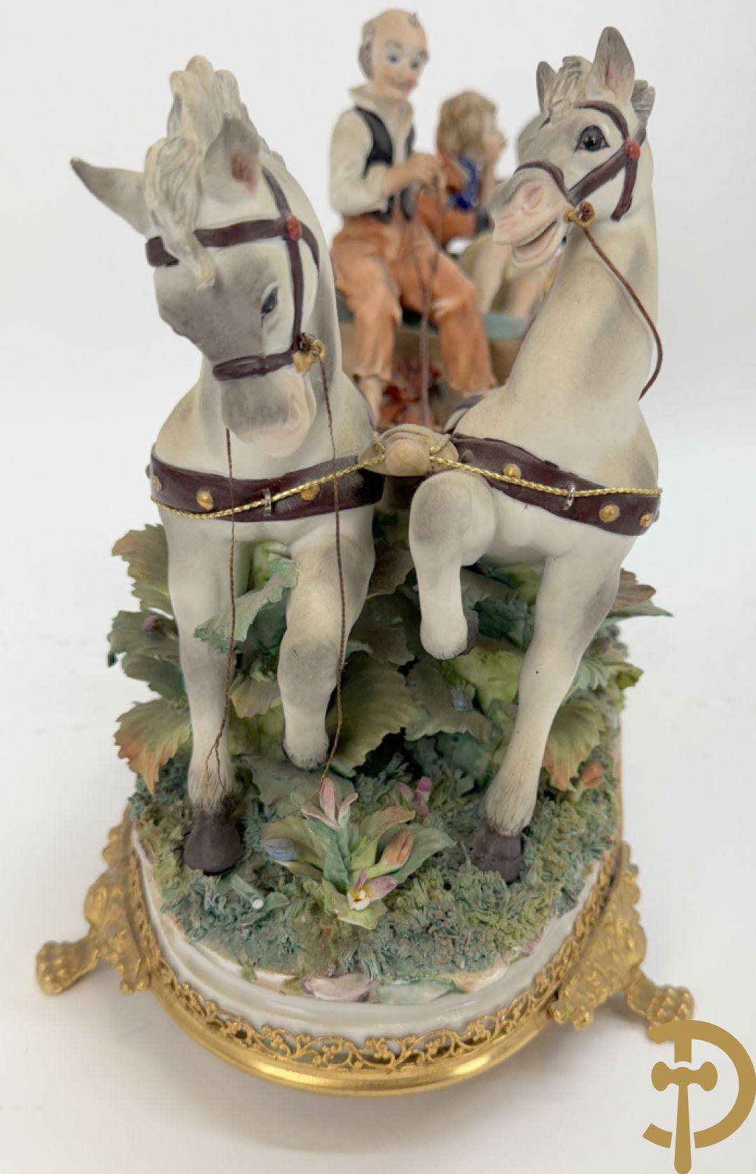 Zes porseleinen groepen Capo di Monte : Paarden met koets, oude man op bank, dame met kinderen, cupido