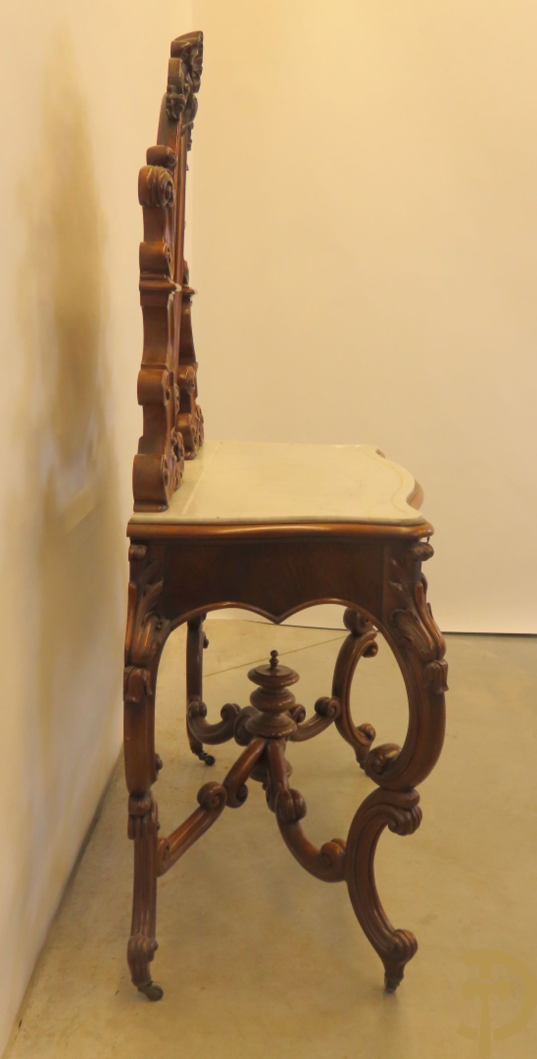 Opschiktafel Louis Philippe met accanthusranken, ovale spiegel en marmeren blad op voluutvormige poten