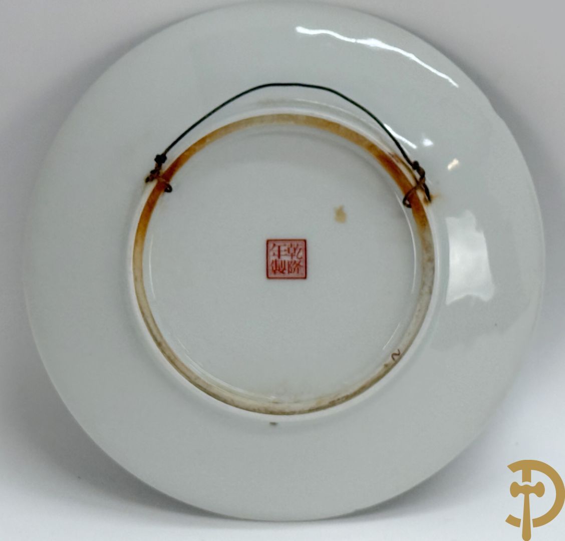 Paar porseleinen Chinese republieksbordjes met decor van dames in landschap