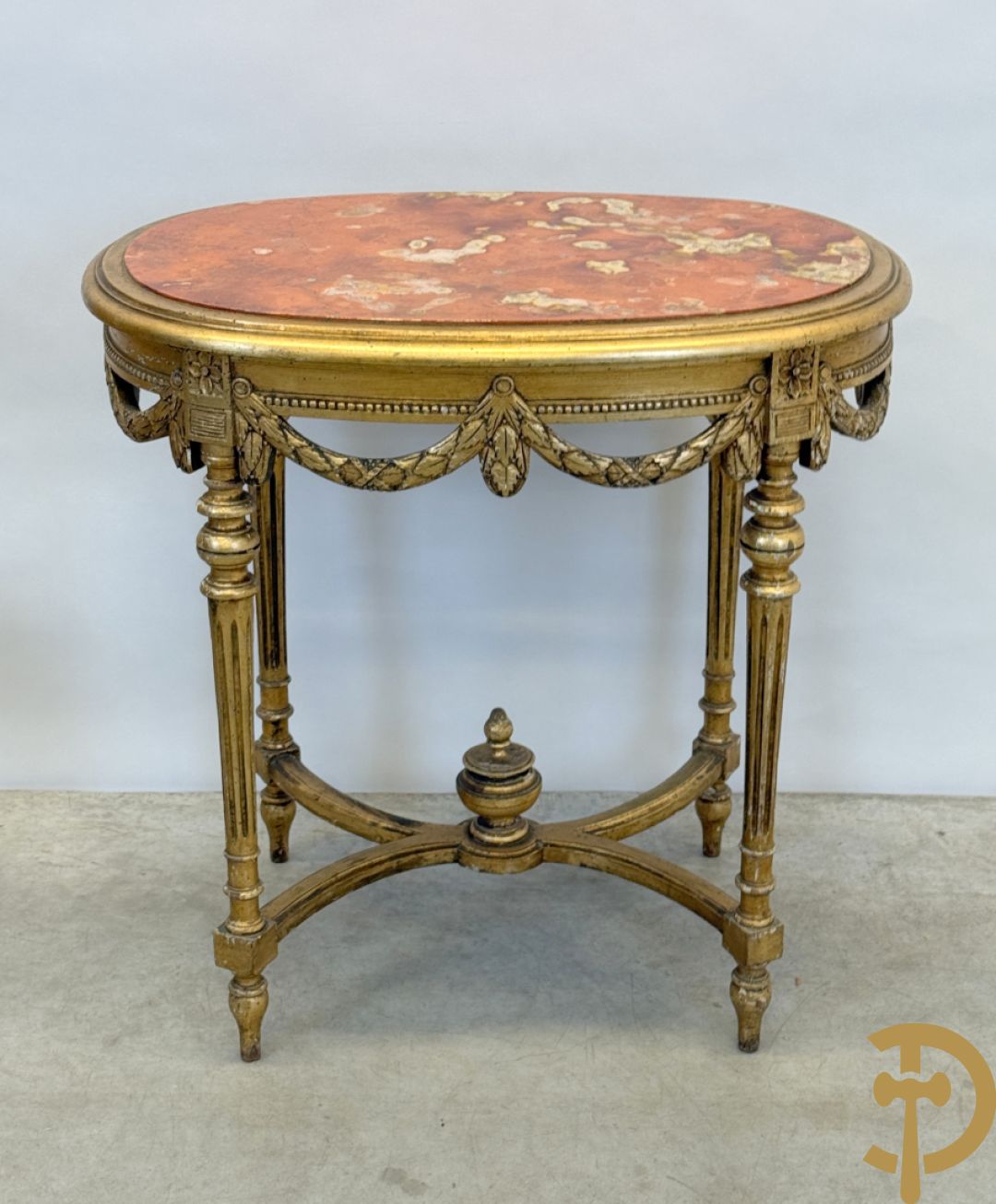 Ovale vergulde salontafel met Louis XVI motieven op gecanneleerde poten - met marmeren blad + 2 vergulde Louis XVI stoelen