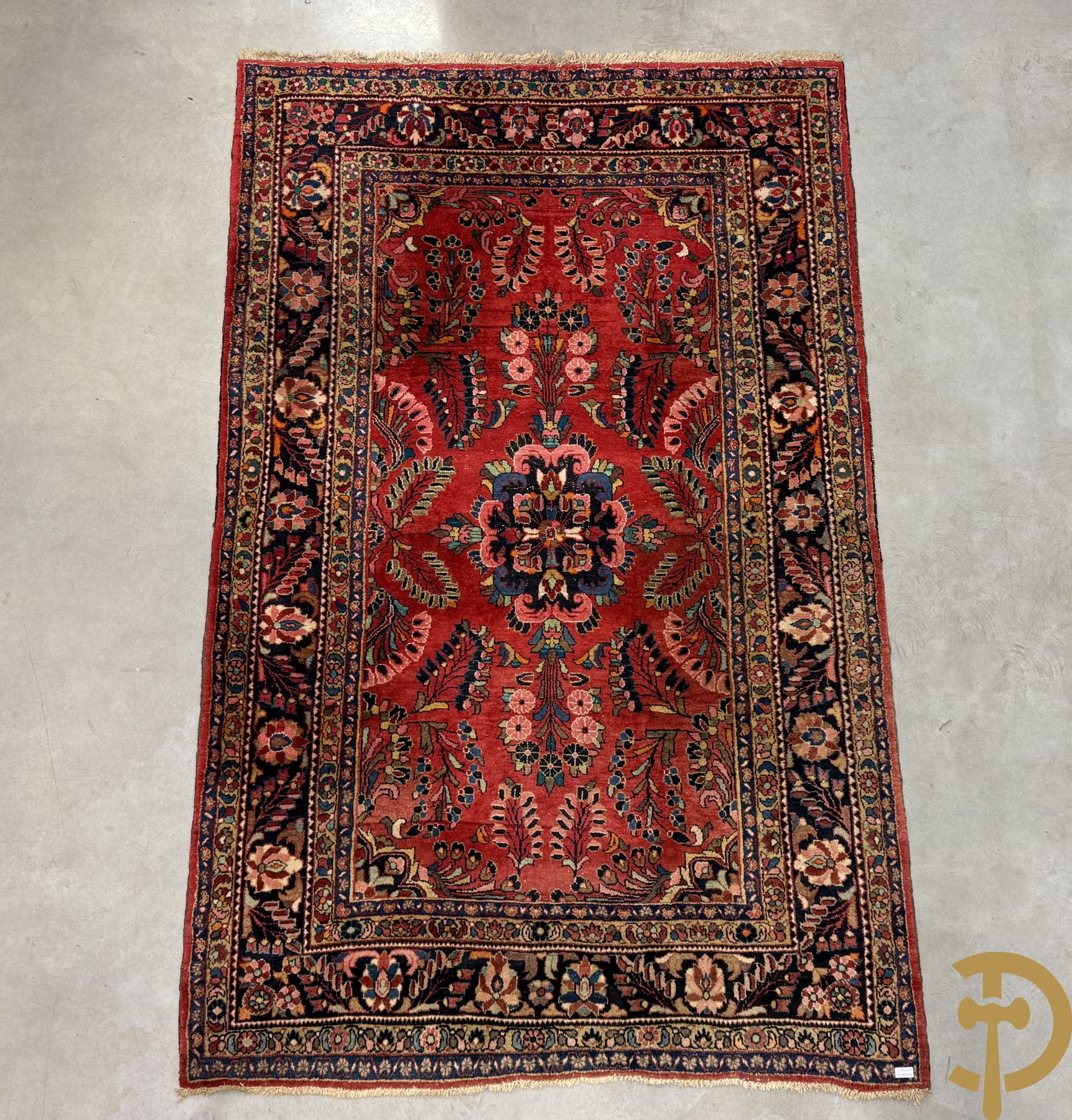 Oosters handgeknoopt tapijt met rode fond, bloemen en accanthusranken