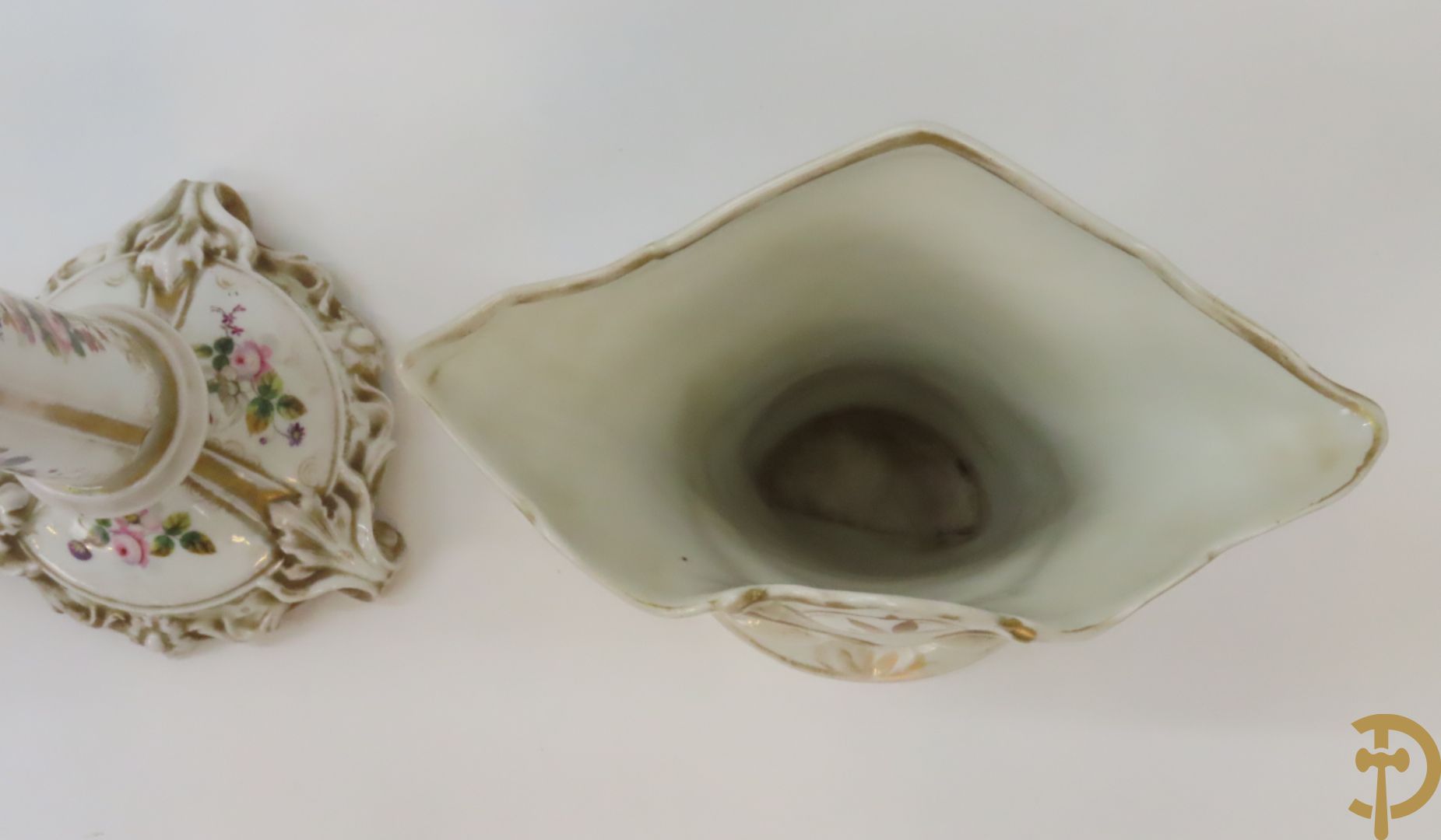 Porseleinen Vieux Paris vierarmige kandelaar met bloemen bezet + paar Vieux Bruxelles cornetvazen