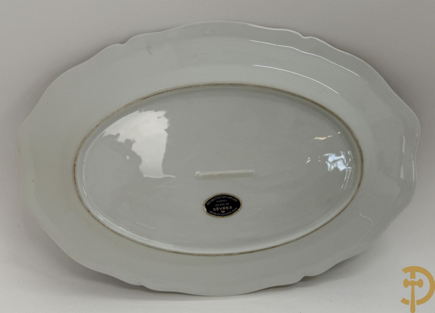 Milieu de table in porselein met bloemendecor + geajoureerde porseleinen Limoges coupe + porseleinen vaasje met cupido