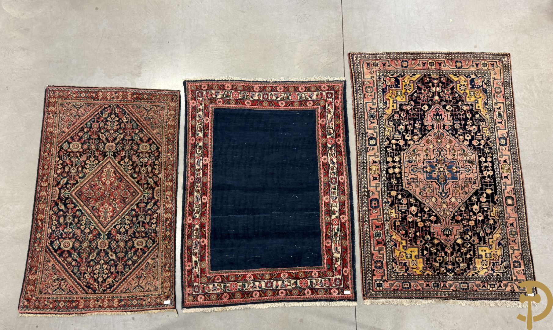 Drie oosterse handgeknoopte tapijten met blauwe fond