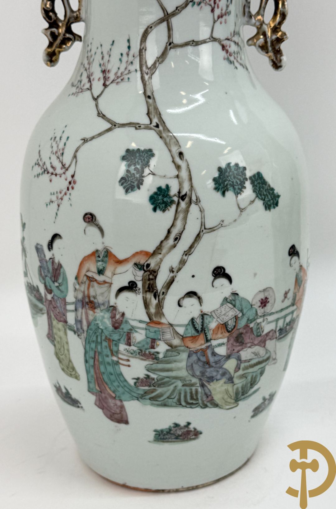 Paar Chinese porseleinen vazen met geisha decor en dames in landschap