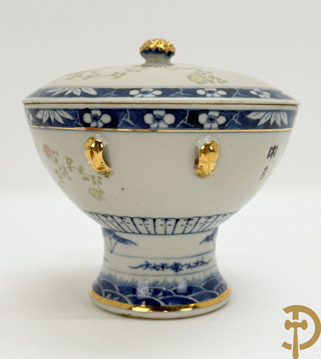Chinese porseleinen coupe met deksel en vergulde oren