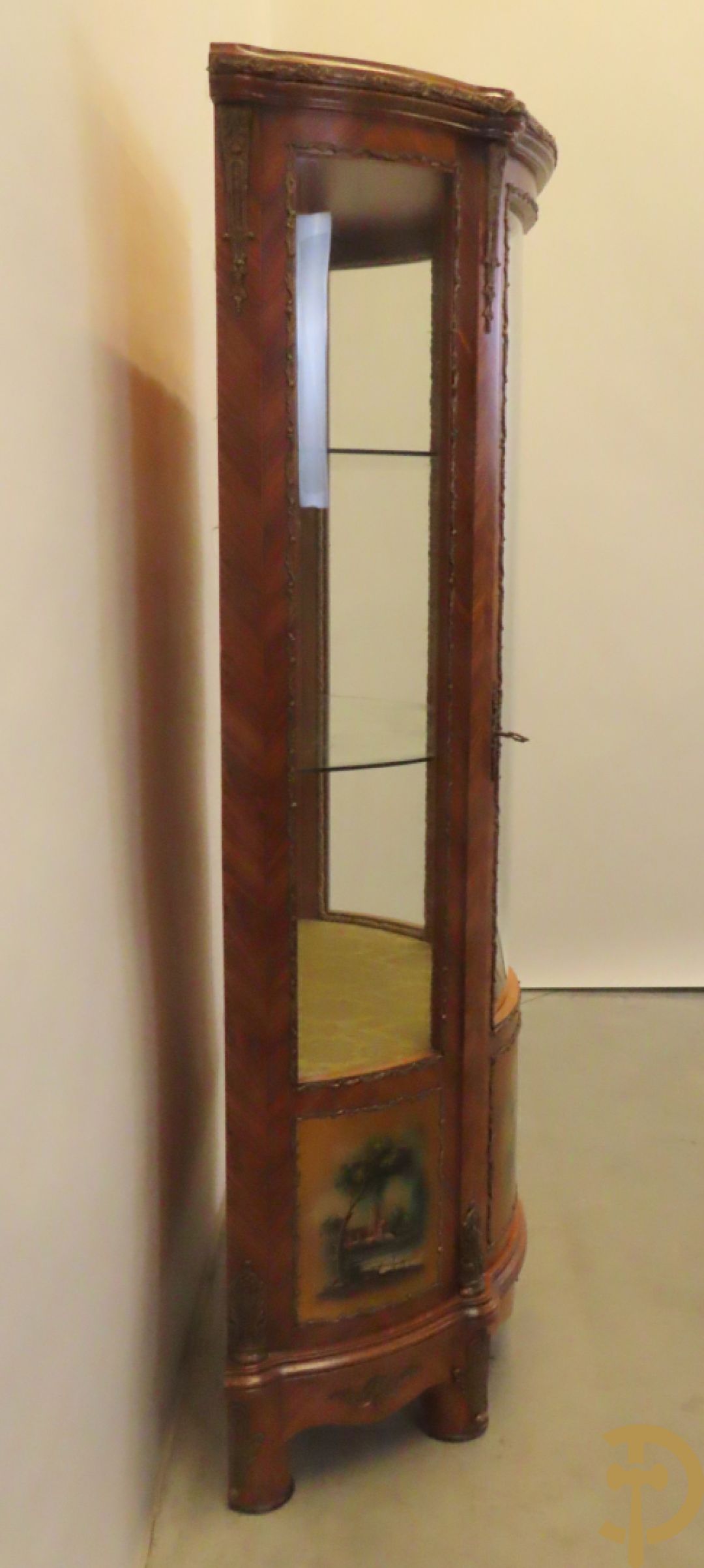 Gebogen notelaren vitrine bezet met bronsbeslag en onderaan met romantisch tafereel