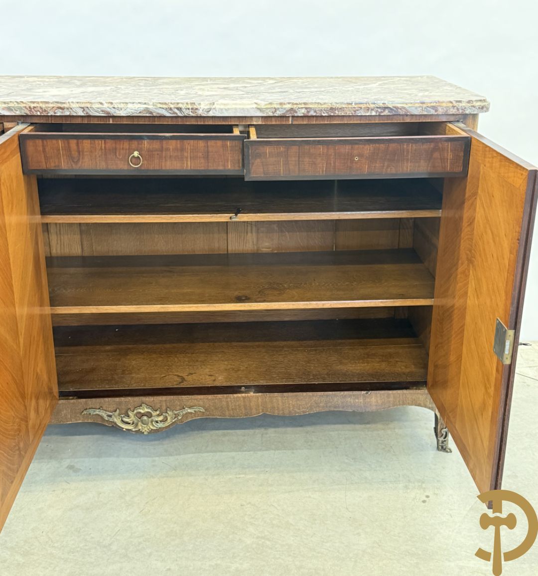 Notelaren driedeursdressoir met marmeren blad  bronzen sabots op de poten