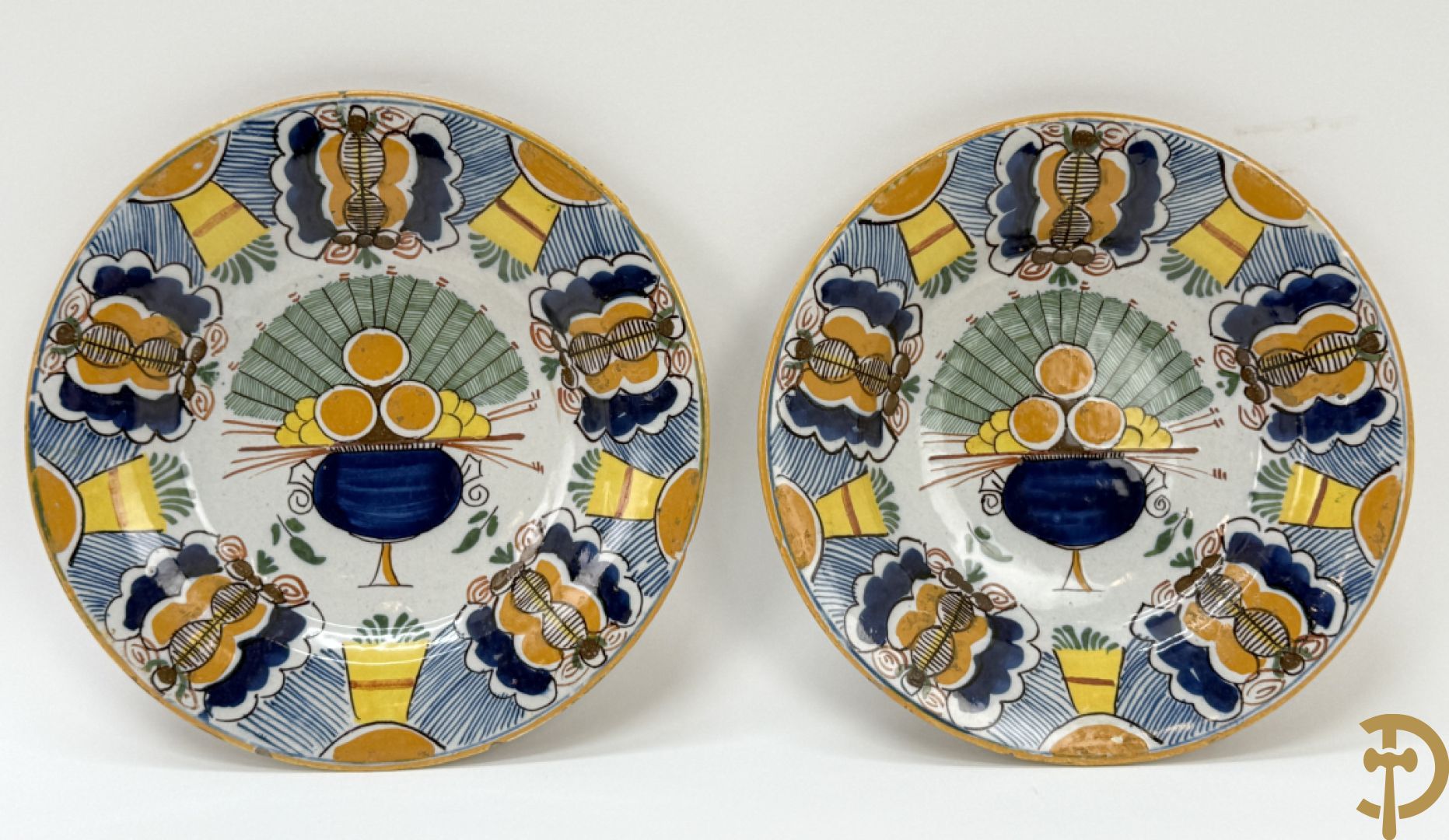 Paar Delftse meerkleurige pauwenstaartbordjes, achteraan gemerkt