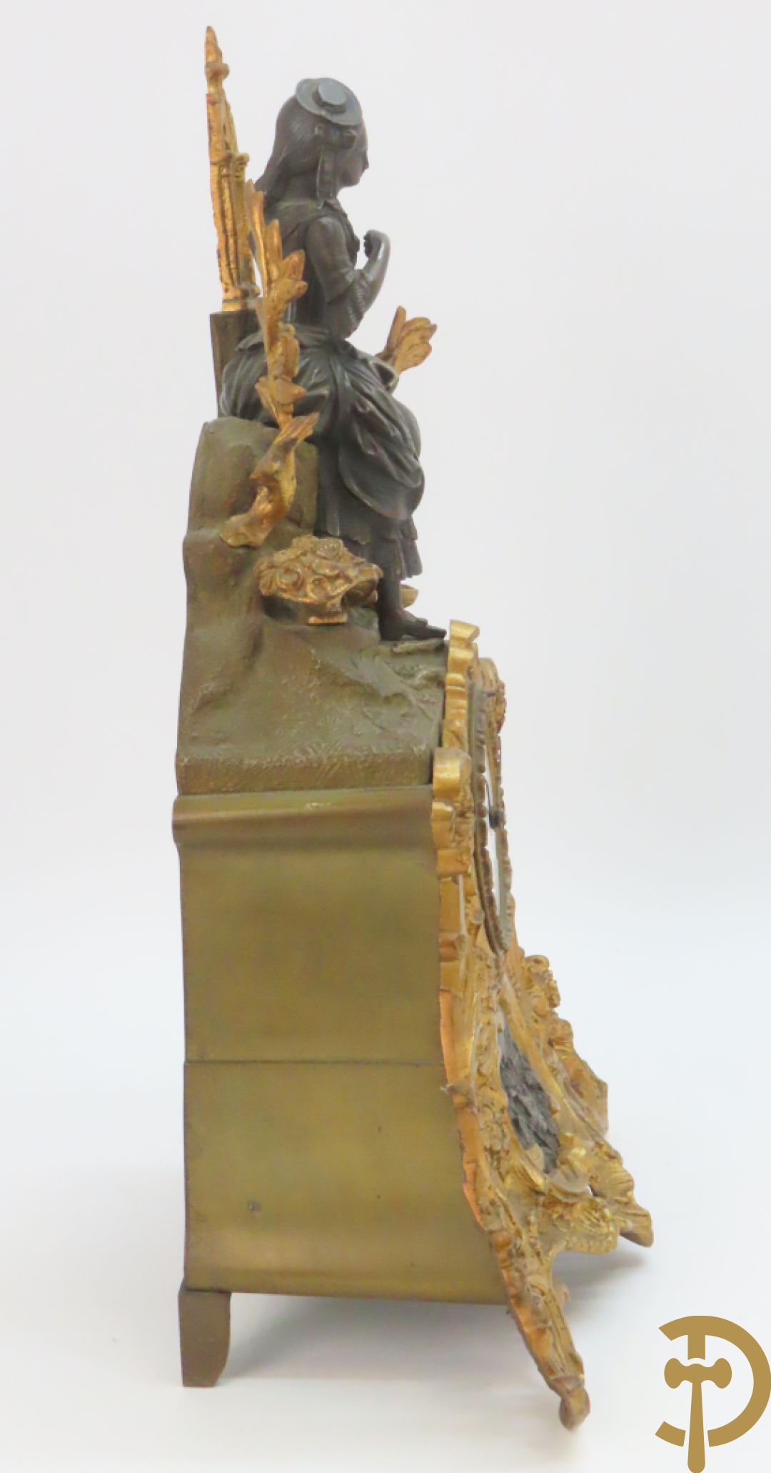 Bronzen pendule bezet met elegante dame en onderaan met basrelief en rocailles