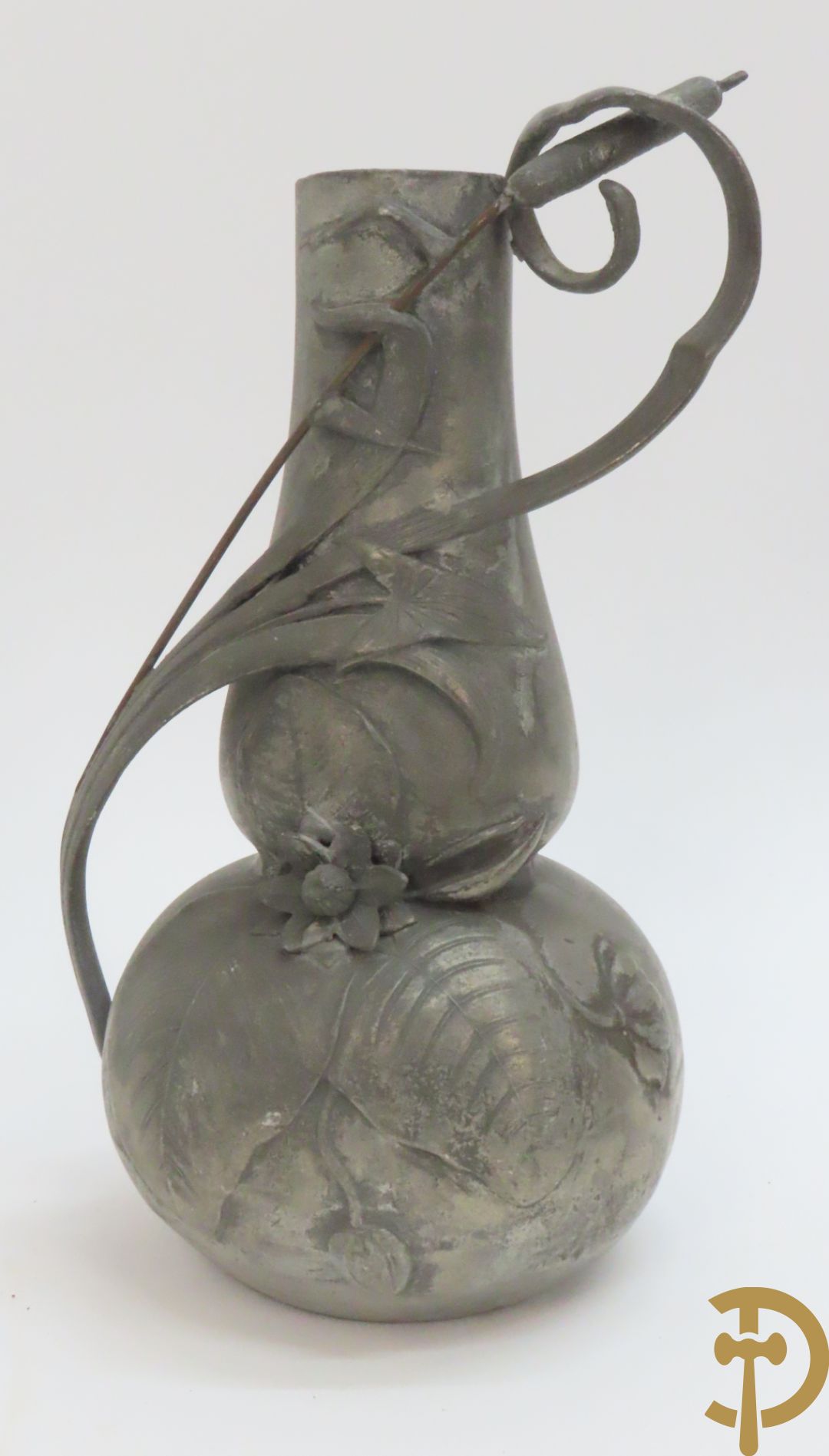 Verzilverde vaas met vogeldecor, Kayser gemerkt + 3 tinnen Art Deco vaasjes w.o. 1 gemerkt Hering + tinnen Art Deco inktstel