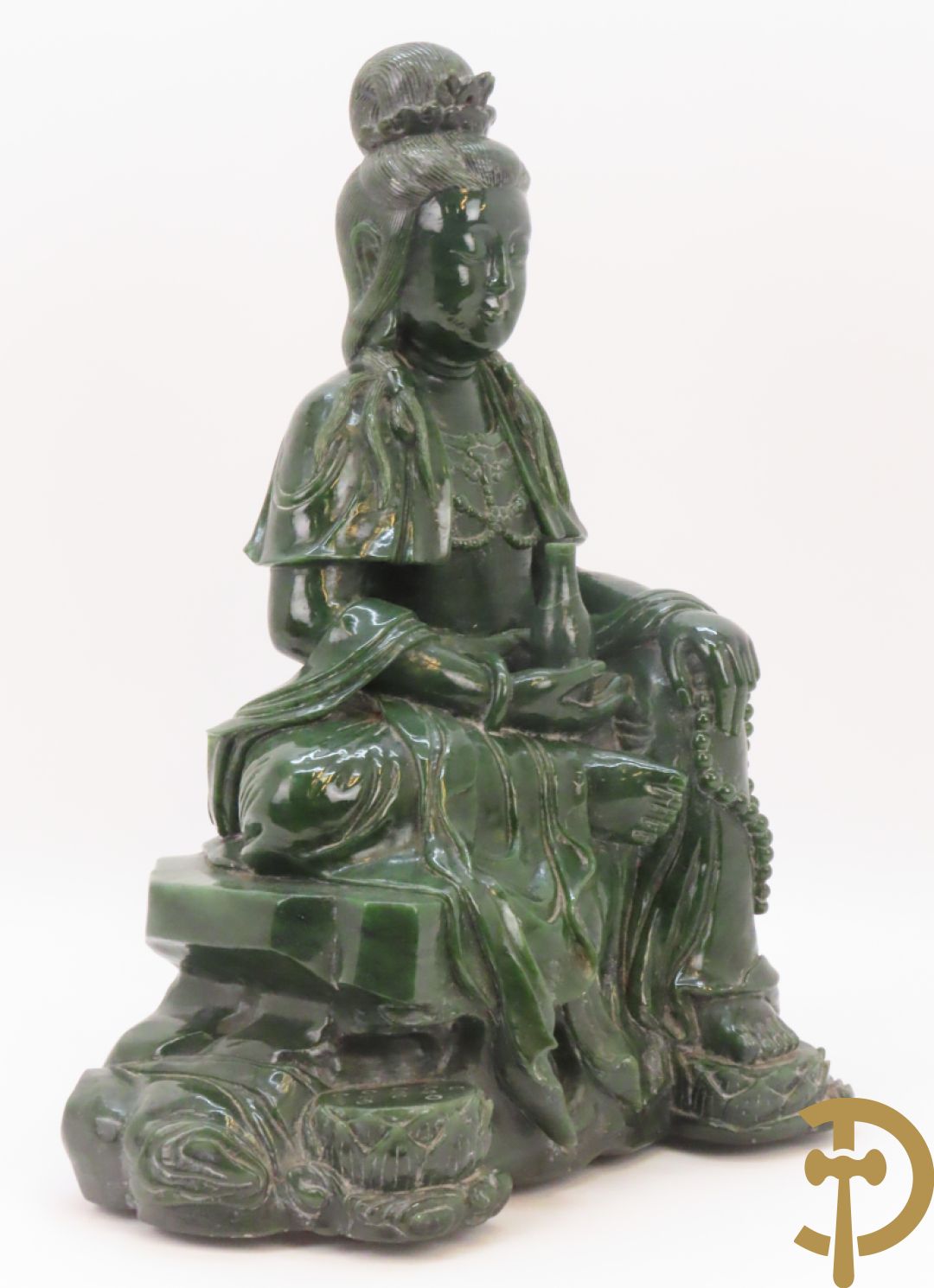 Handgesculpteerde geisha met flesje in de hand in groene jade