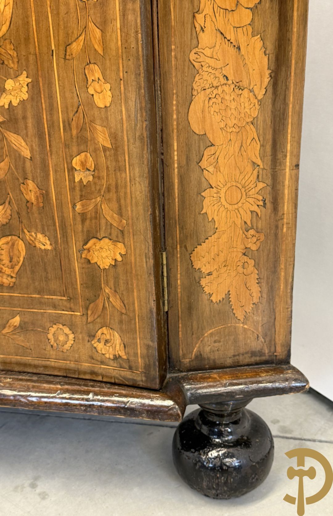 Hollandse ééndeurs hoekkast met gemarketteerd bovenblad met bloemenmotieven- deur met amfoor,  bloemen en bovenaan met papegaai