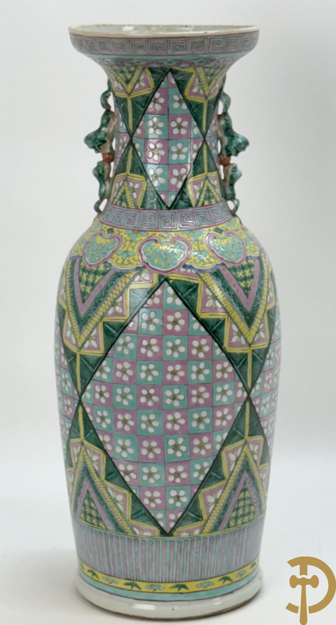 Chinese porseleinen vaas met ruitvormen en geometrische patronen, bovenaan met fo honden bezet