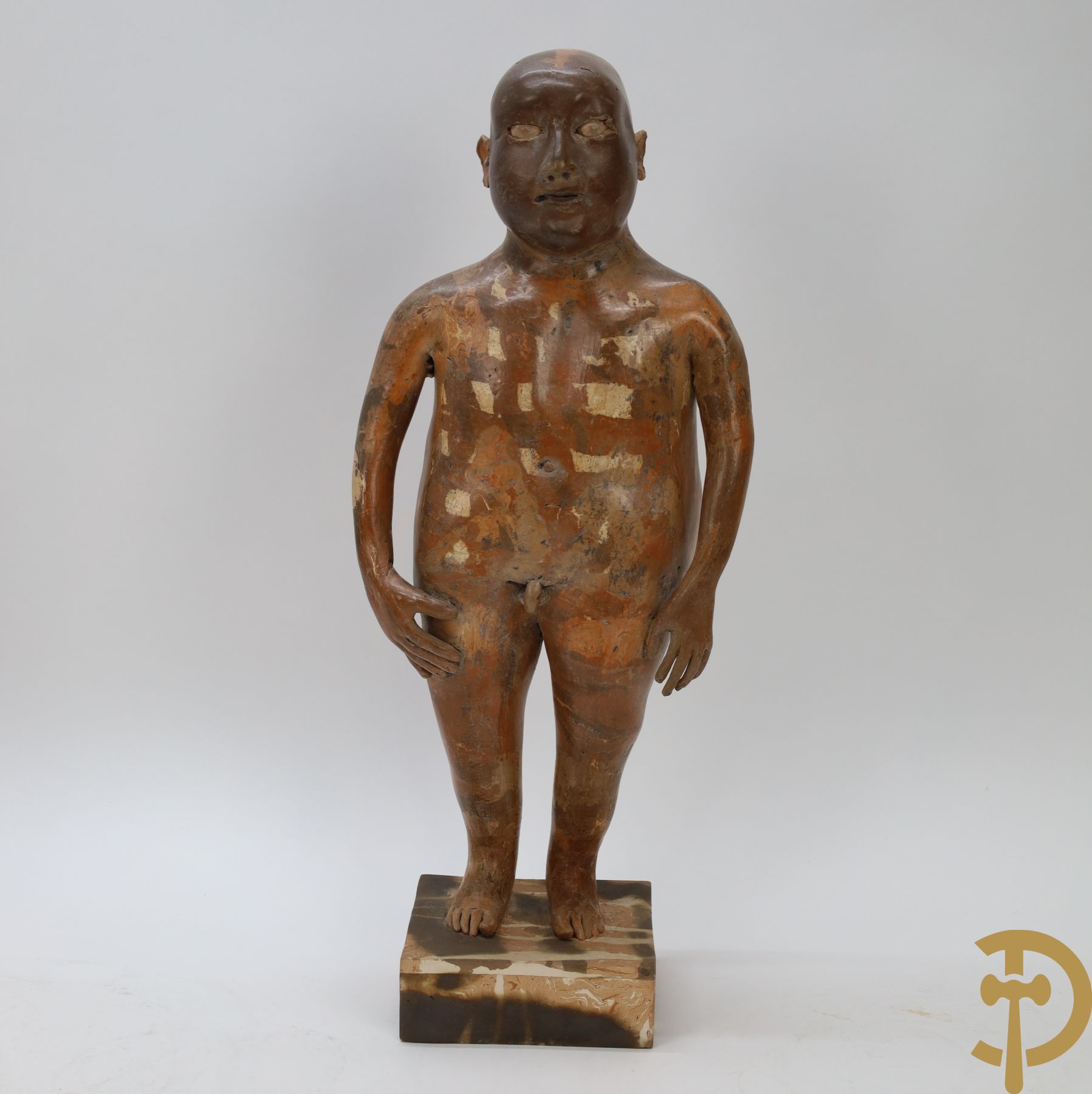 VERMEERSCH José get. Staande naakte man in meerkleurige terra cotta, onderaan getekend 