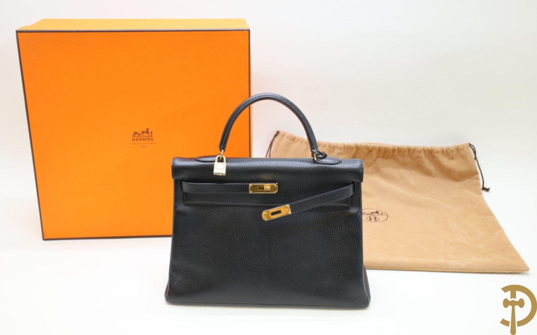 Vintage zwart gekorreld lederen handtas Hermes model Kelly met doré afwerking - fabricagejaar 1999 /14 C - Hoogte 24 cm. - Breedte 35 cm. - Diepte 14 cm.