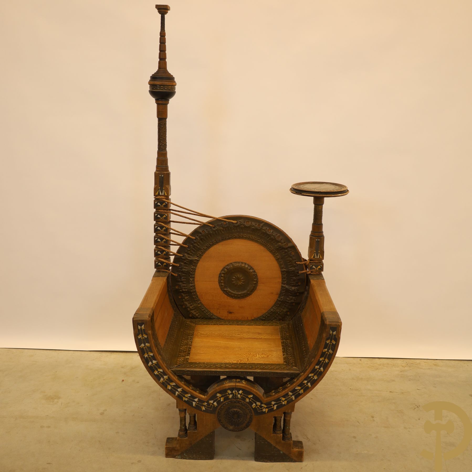 Gondelvormige Bugatti Carlo Throne chair (1856-1940) met sierlijke beschildering, bekleed met koper en touw