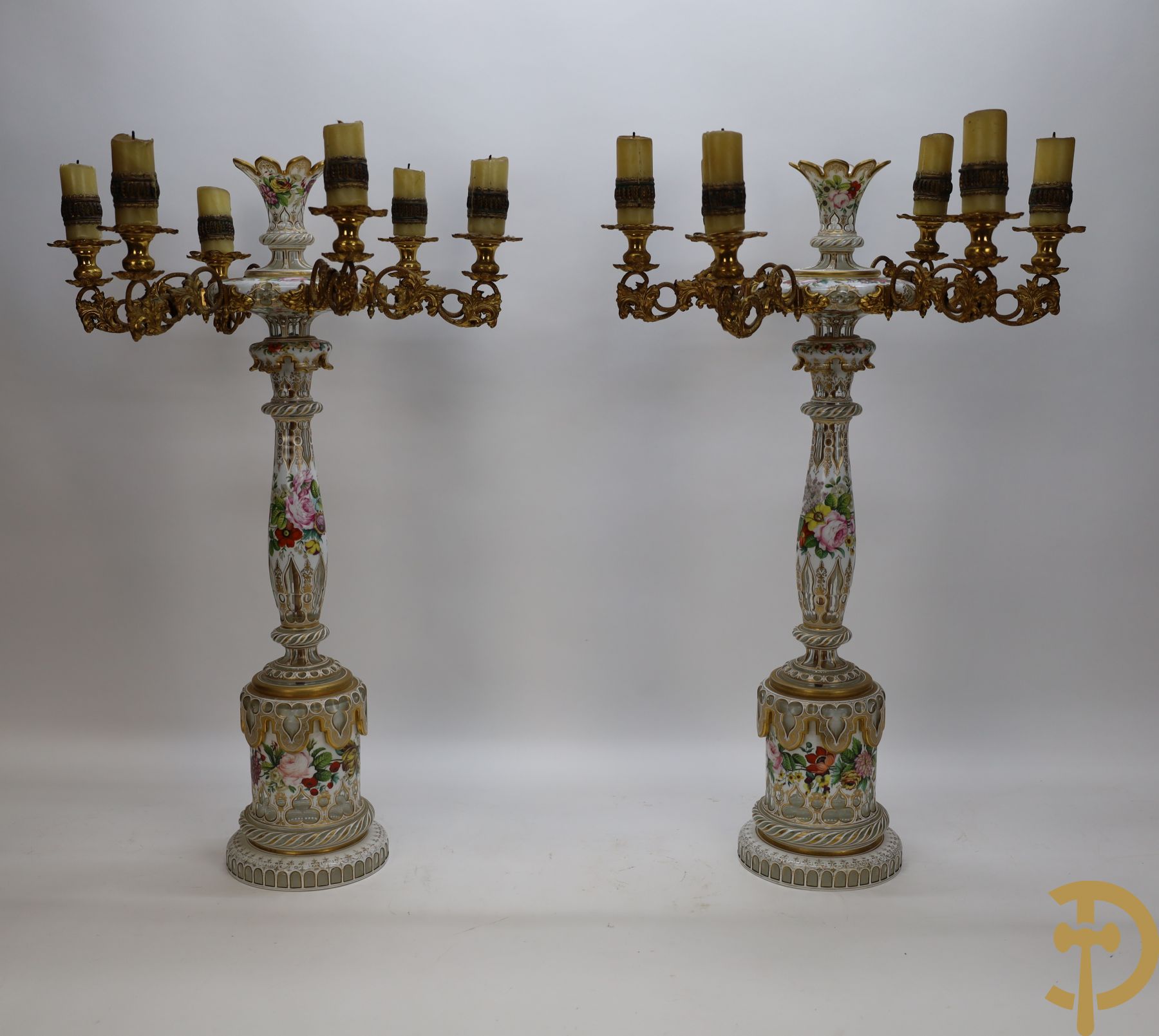 Paar kristallen kandelaars, voet met witte fond en bloemendecor gedecoreerd met fijne handgeslepen ornamenten - zesarmig met koperen armen