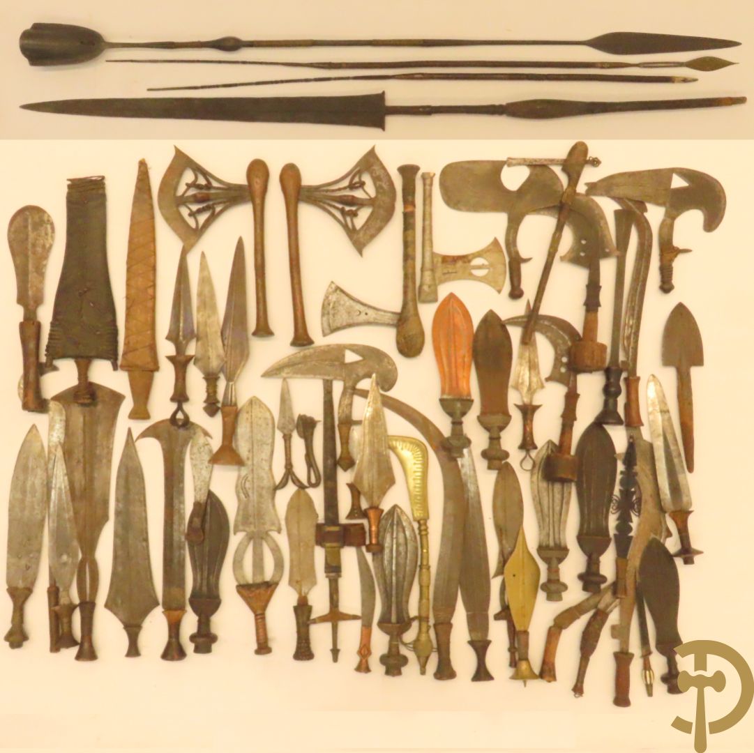 Verzameling mooi bewerkte Afrikaanse machetes, messen, speren, bijlen e.a.