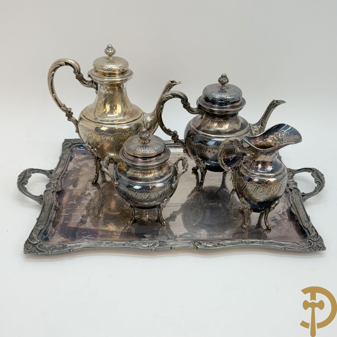 Massief zilveren Louis XV koffie- en theestel met melk- en suikerpot , gemerkt A835 (gewicht 3405 gram) op verzilverde onderschaal, gemerkt A100
